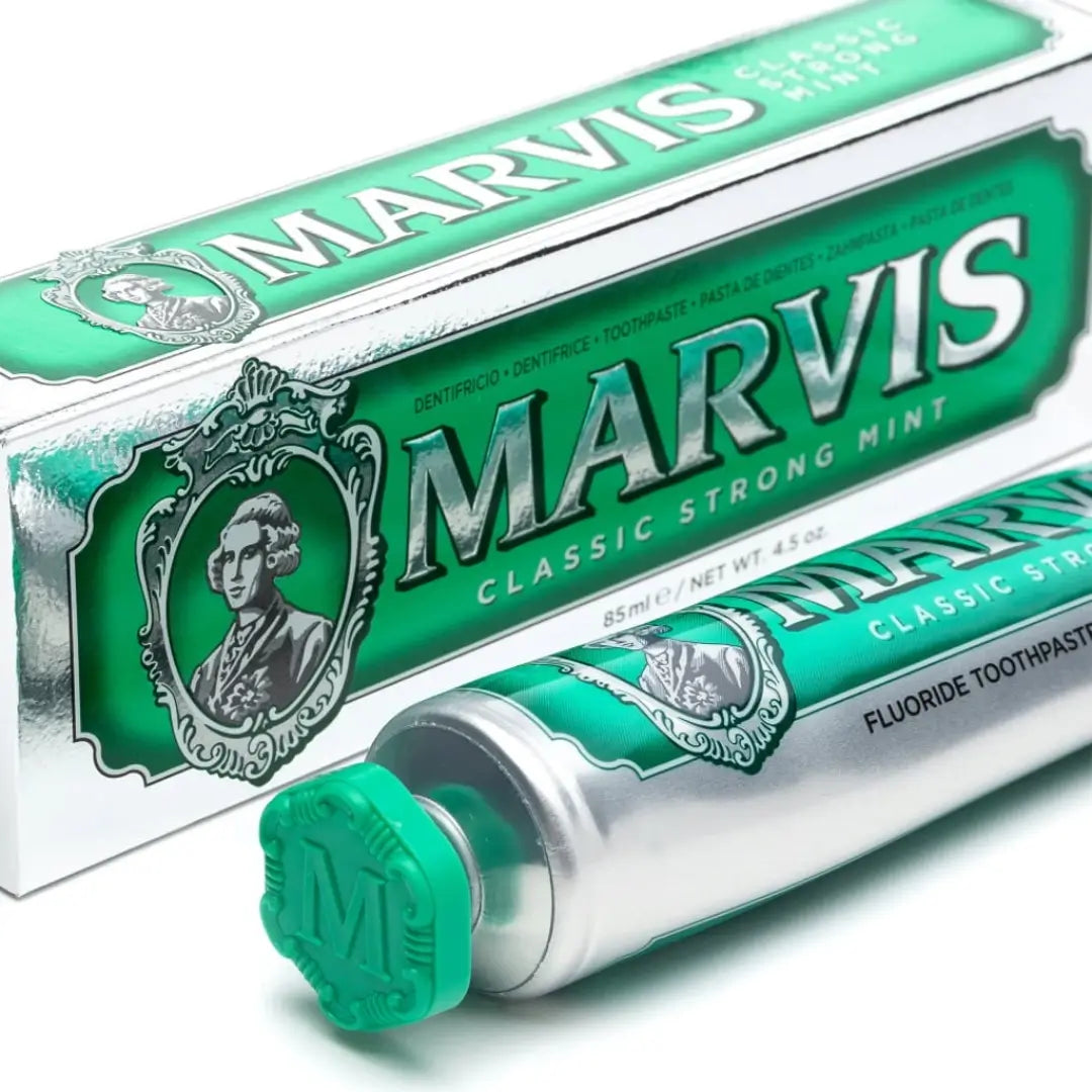 https://cdn.shopify.com/s/files/1/0235/6687/6752/files/marvis-classic-strong-mint-toothpaste_8004395111701_DarBeauty_02.webp?v=1751281011